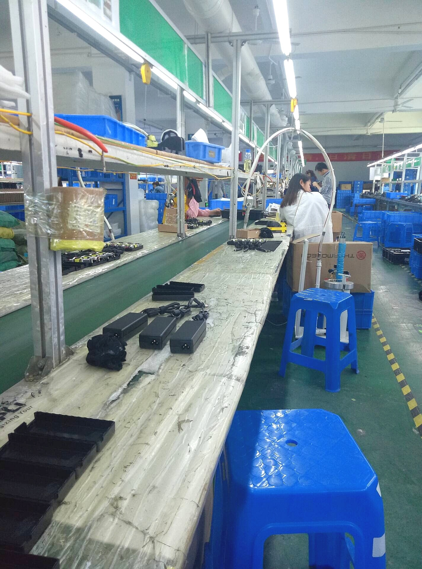 深圳某電子廠流水線上的他們,每天都是這樣上班的,你體驗過嗎?