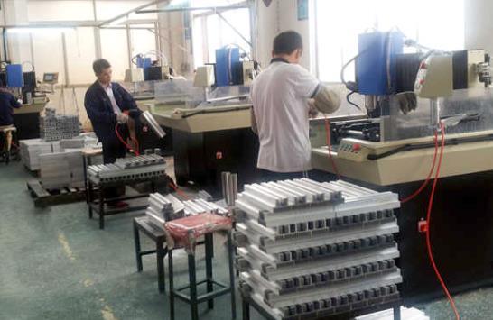 公司產品不僅銷往內地,還遠銷國外,堅持是他成功的重要原因